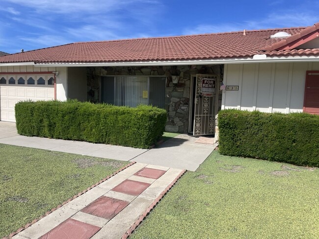 Building Photo - 631 Palomar Dr