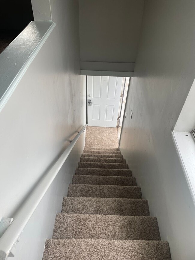 Building Photo - UPSTAIRS ONE BEDROOM!