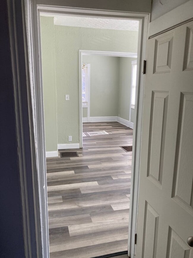 Building Photo - 1913 George St