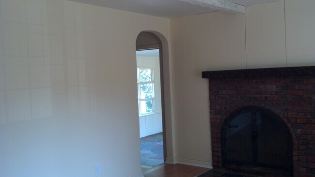 Building Photo - 16 Sadowski St