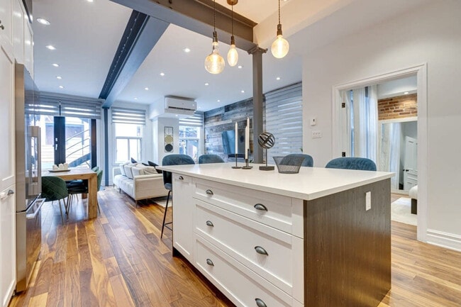 Building Photo - 5579 Rue Clark