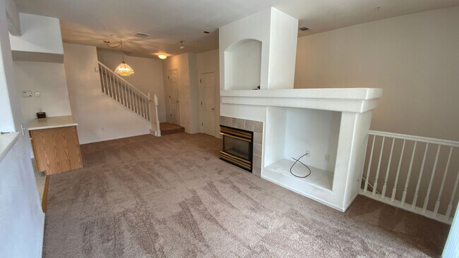 Foto del edificio - HUGE 2 Bedroom 3 Bathroom Condo in Southeast Denver