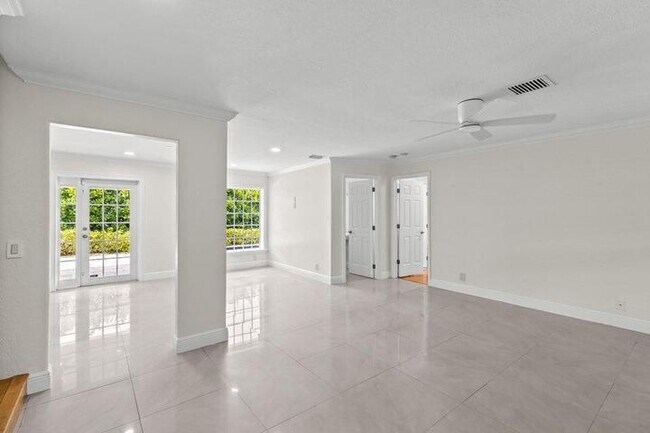 Building Photo - 4610 Pinetree Dr