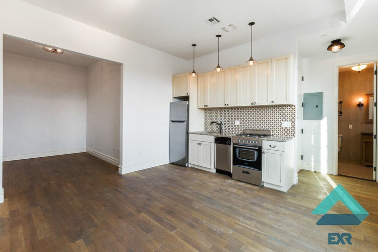 Primary Photo - 1359 Myrtle Ave