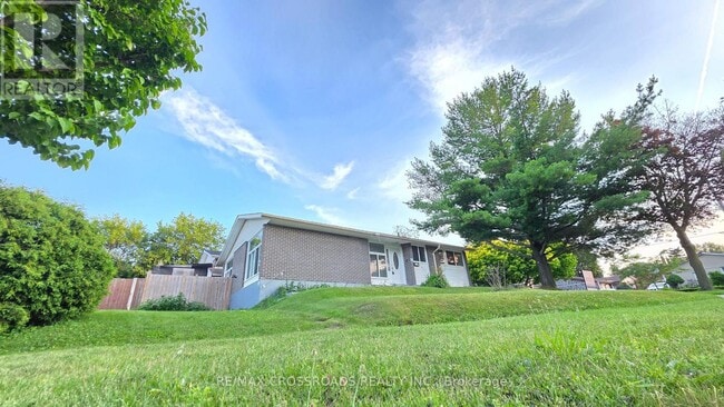 Building Photo - 19 Shoreland Crescent