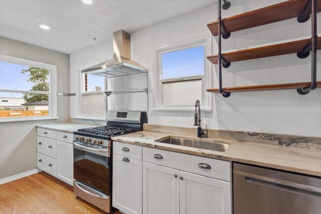 Foto del edificio - Brick bungalow-style Clayton home near Sch...