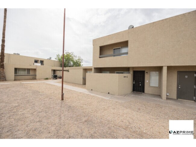 Foto del edificio - Your Next Home Awaits in this Beautifully Updated 2/1.5 Townhome in Phoenix!