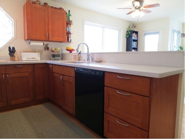 Building Photo - 215 14th Ave E