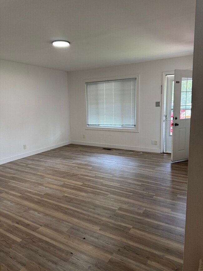 Foto del edificio - 533 Redwood Rd