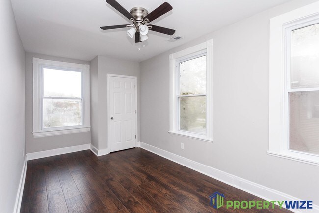 Foto del edificio - 5821 Royal Oak Ave