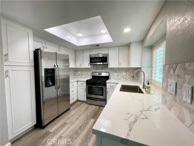 Building Photo - 9753 La Jolla Dr