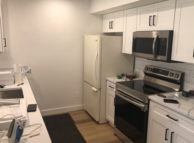 Building Photo - Fully Remodeled 2 Bed 2 Bath Top Floor Con...