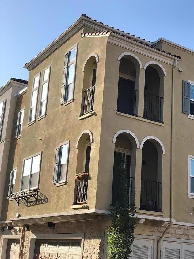 Primary Photo - 39850 Sawyer Terrace