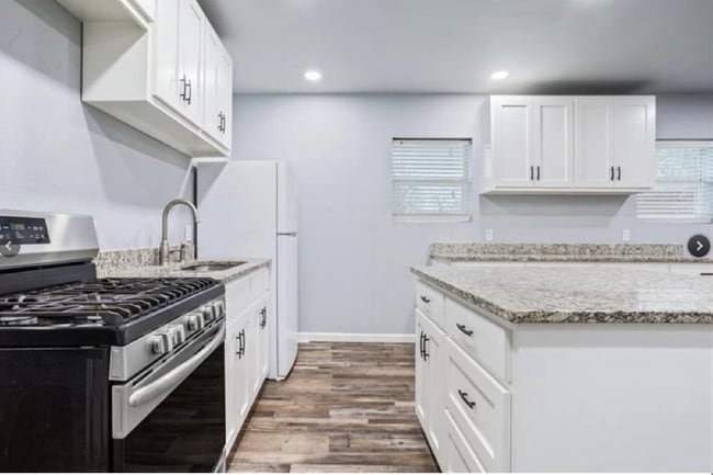 Building Photo - 117 Emma St