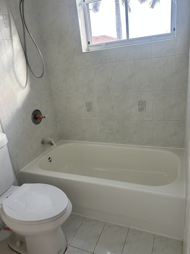 Actualizar bañera con pintura epoxi - 11549 NW 62nd Ter