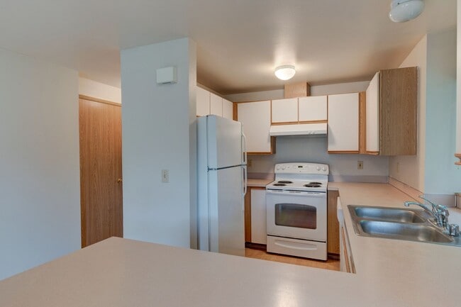 Building Photo - 2-Bedroom 1st Floor Park Place Condo - Wat...