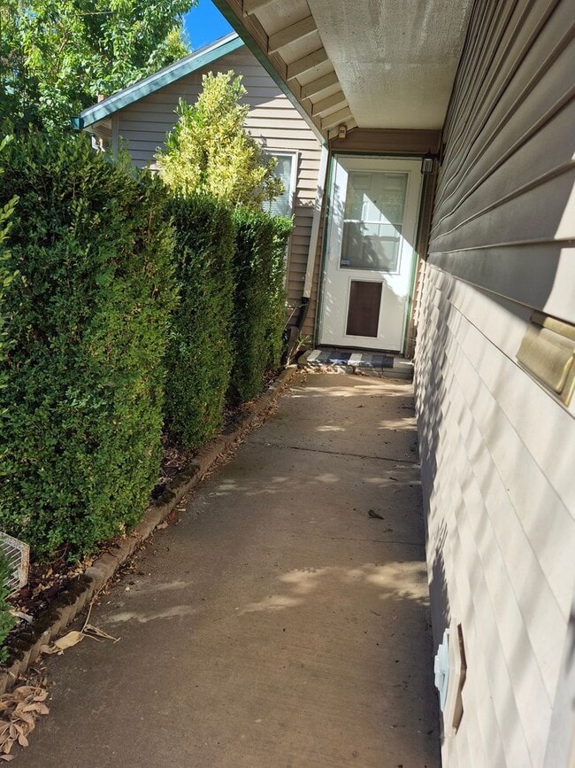 Building Photo - 3 bedroom, 2 bath house in the Brentwood-D...