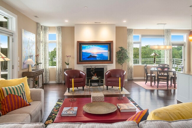 Building Photo - 121 W Kingsley St