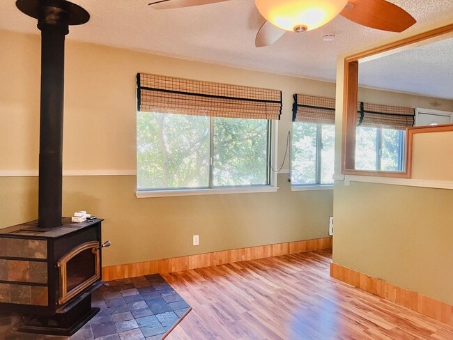 Foto del edificio - Charming 3BR/1BA w/ 1-car garage, long driveway, fenced yard, wood stove & shed/workshop.