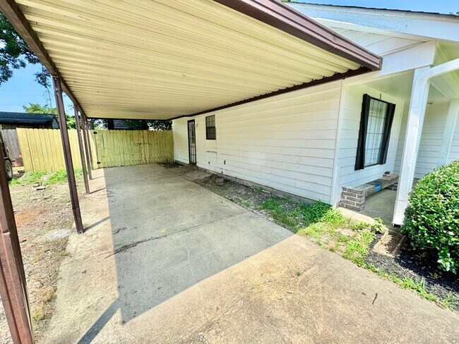 Foto del edificio - 7242 Rose Trail Dr