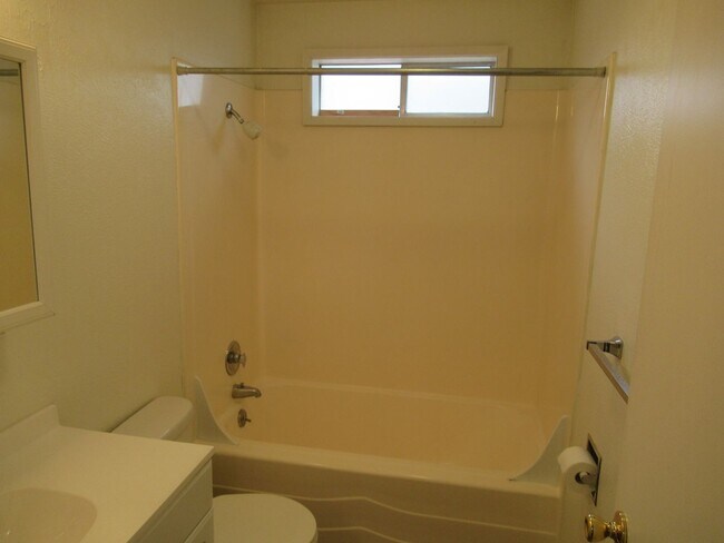 Foto del edificio - One Bedroom Apartment by Bush Park