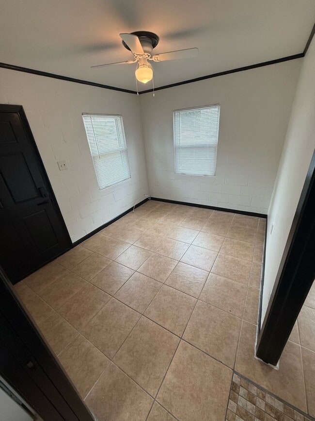 Foto del edificio - Cozy bungalow with in-unit washer and dryer near colleges