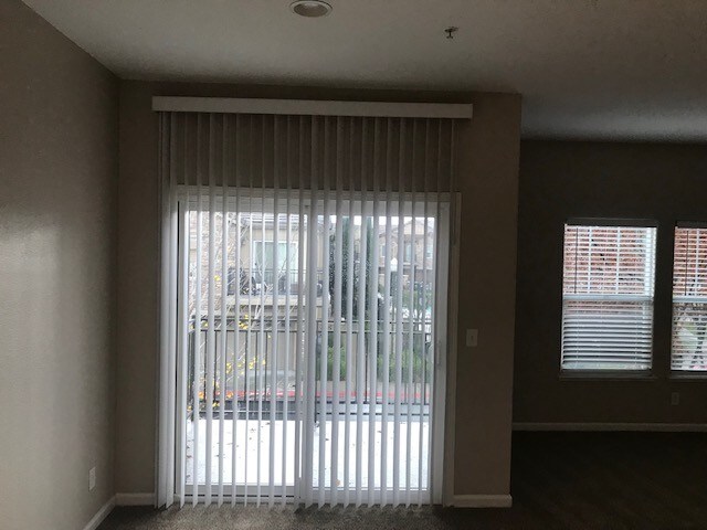 Dining area - 3301 N Park Dr