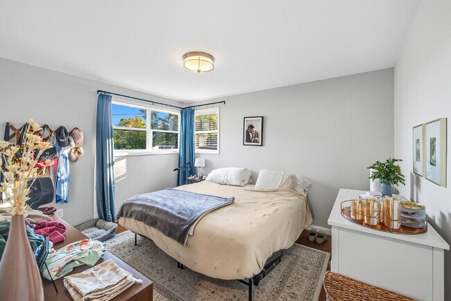 Foto del edificio - Convenient, Affordable and Updated!!.... Fenced 1/4 acre Yard, 3BR and walk-out basement.... Pets...