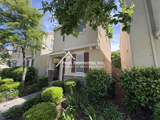 Foto del edificio - A Wonderful 3bd/2.5ba Natomas Home with Garage!