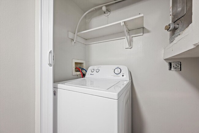 Foto del edificio - Updated 1 Bed Condo | Reserved Parking, Covered Patio & Fireplace