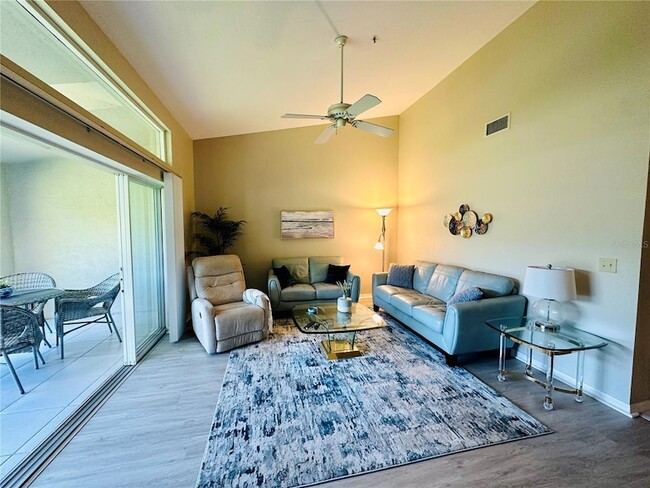 Foto del edificio - 6713 Stone River Rd