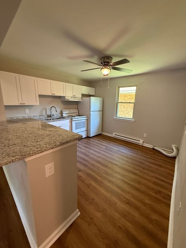 Building Photo - Spacious Duplex!