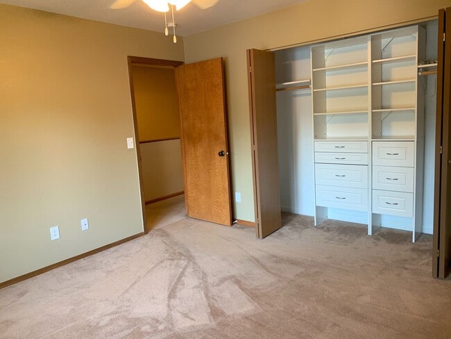 Building Photo - Spacious 2 bedroom, 2 bathroom condo avail...