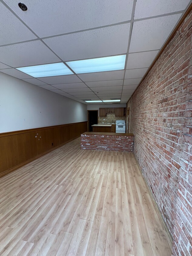 Primary Photo - 218 W Central Ave