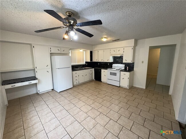 Foto del edificio - 2408 Carnation Dr