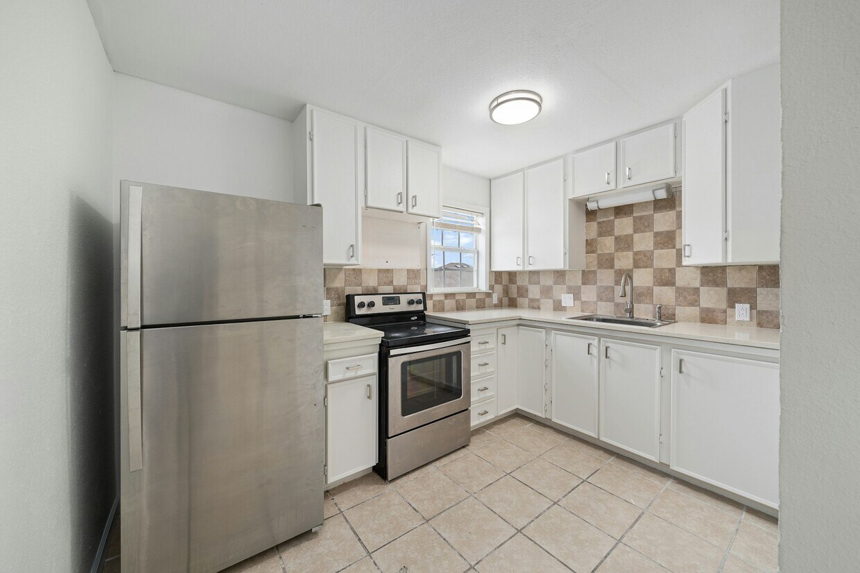 215 S 11th St, Aransas Pass, TX 78336 Townhome Rentals in Aransas