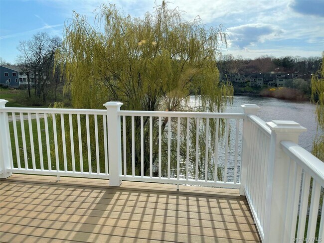 Foto del edificio - 903 Oakridge Cmns