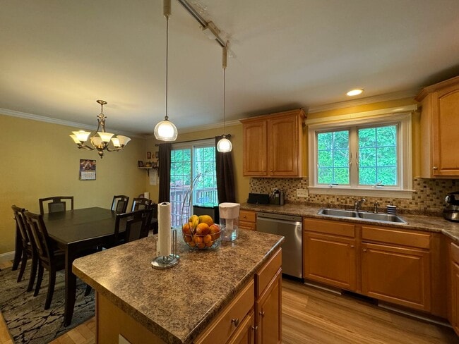 Building Photo - Spacious 2.5 Bed, 1.5 Bath Townhouse in Ch...