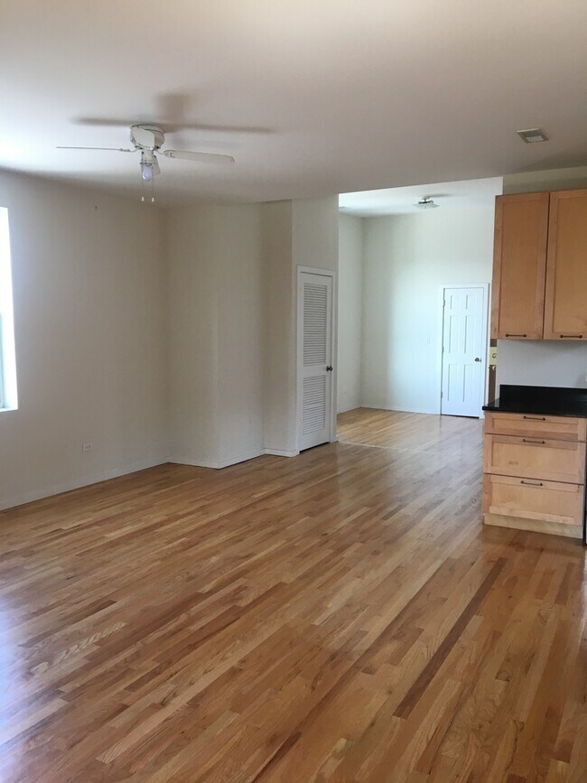 Foto del edificio - 1538 N Western Ave