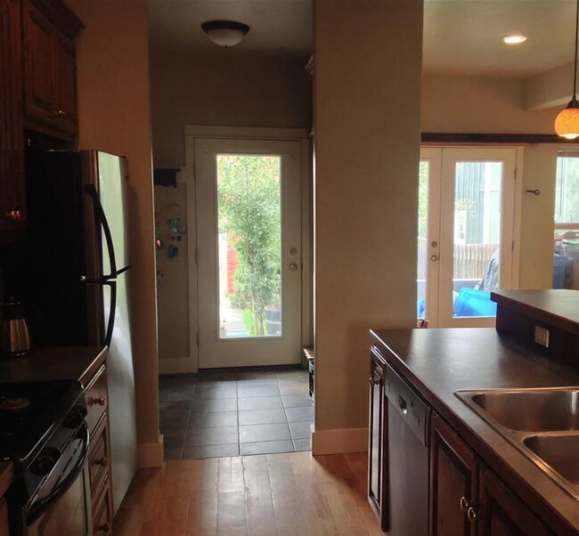 Building Photo - Open Floorplan Townhouse
