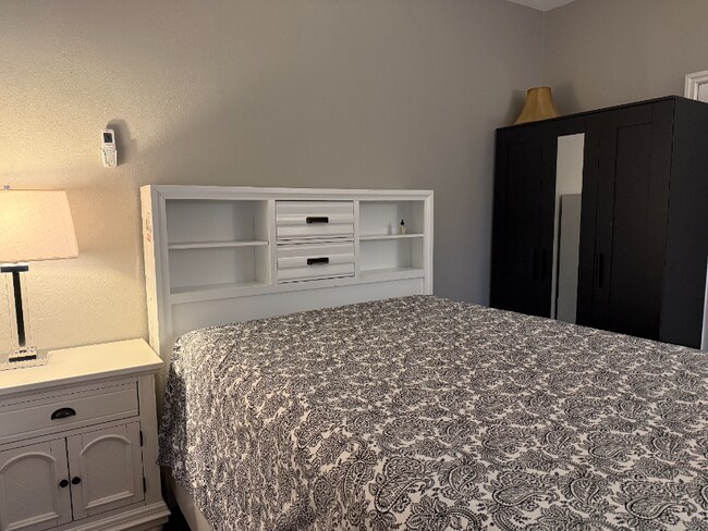 Foto del edificio - 7847 Hazelnut Dr