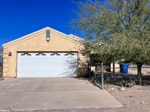 Building Photo - 335 Riverwood Ln