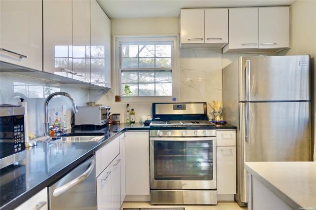 Foto del edificio - 2 bedroom in Bayside NY 11364