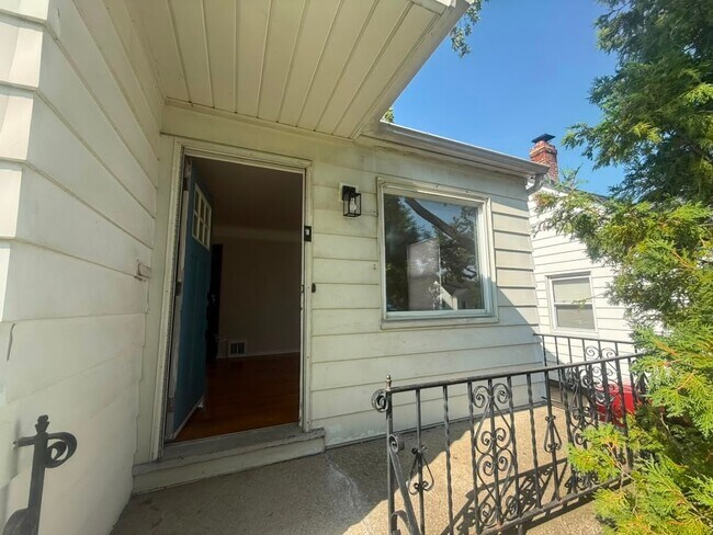 Foto del edificio - 15811 Maplewood Ave