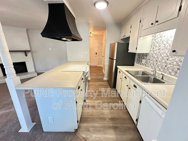 Foto del edificio - 9317 Knotty Pine Cir