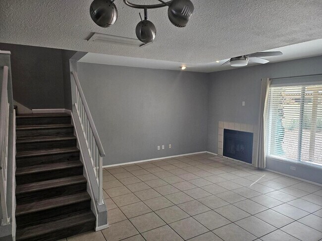 Foto del edificio - 815 E Grovers Ave