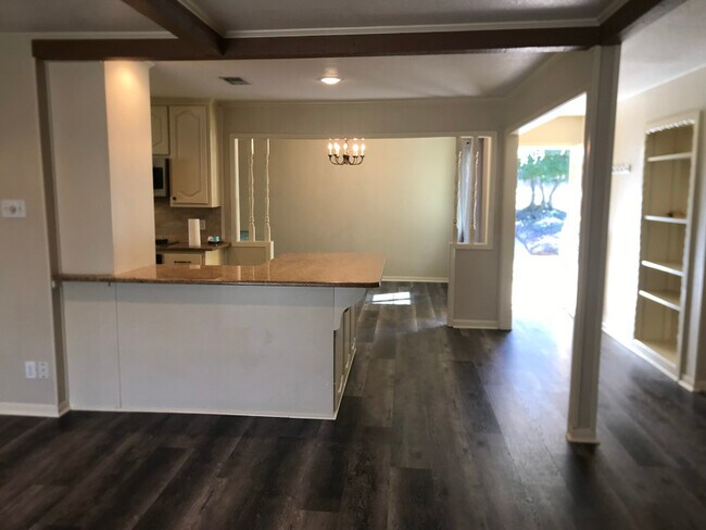 Foto del edificio - 512 Fairway Rd