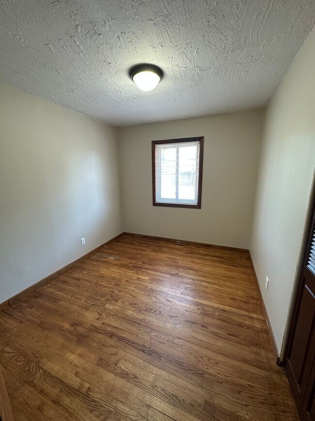 Building Photo - 3 BEDROOM, PLUS 1 BONUS ROOM, 1 BATHROOM, ...