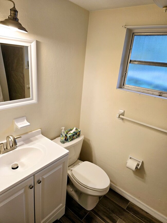 Building Photo - Adorable 2/1.5/1 Mostly Furnished House in...