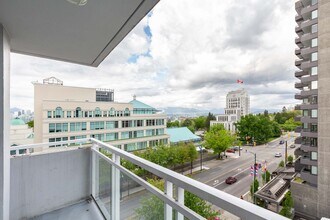 Building Photo - 550 W 12th Ave